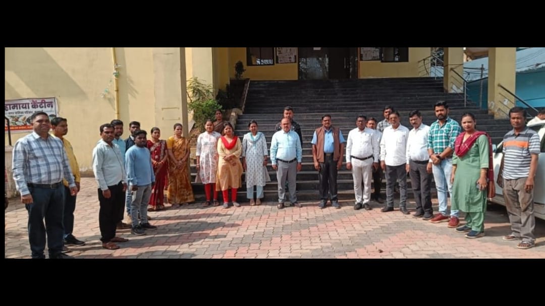 शहीदों की स्मृति में पालिका के अधिकारियों एवं कर्मचारियों ने दो मिनट का मौन रखा