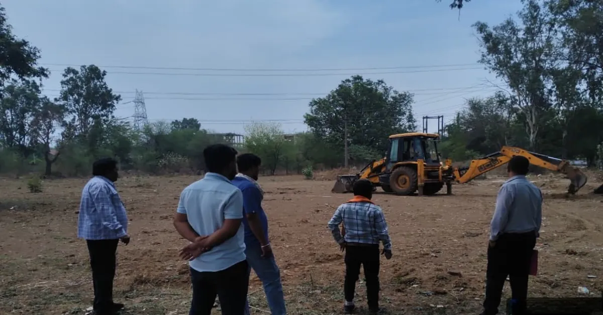 कुम्हारी में अवैध प्लाटिंग पर चला प्रशासन का बुलडोजर