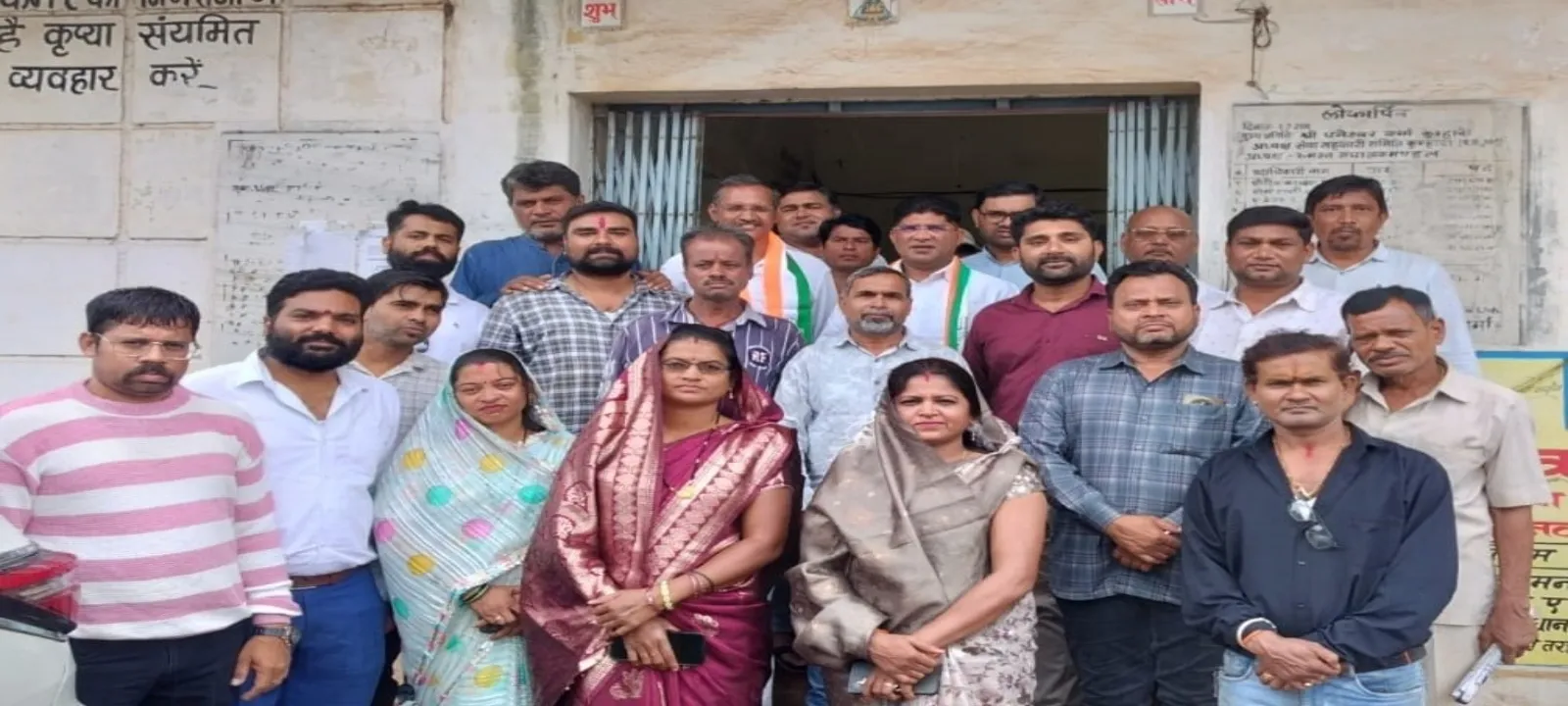 खाद किल्लत को लेकर कुम्हारी सेवा सहकारी समिति में कांग्रेस का निरीक्षण दौरा